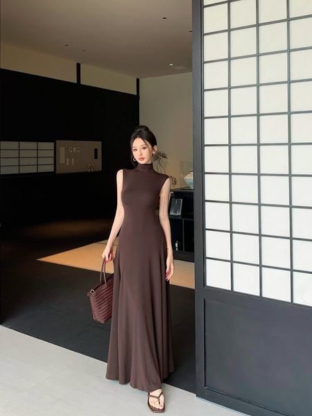 Đầm body nữ cổ kín dáng tank top sát nách, chân váy xòe nhẹ dự tiệc Yourname Dress YN201