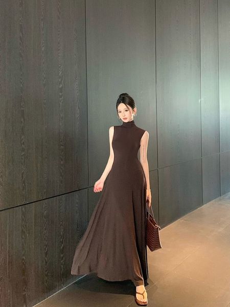 Đầm body nữ cổ kín dáng tank top sát nách, chân váy xòe nhẹ dự tiệc Yourname Dress YN201