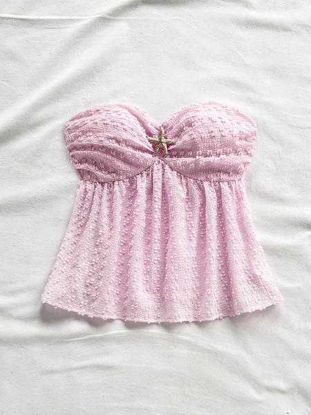 Áo Kiểu Nữ Màu Hồng Sáng, Dáng Quây Nhún Ngực, Họa Tiết Cắt Laser Độc Đáo. Lưng Hở Phối Bèo Mềm Mại, Chiết Eo Dáng Chữ A Tôn Dáng, Điểm Nút Sao Biển. Phù Hợp Đi Biển, Dự Tiệc, Hẹn Hò Valentine YN048