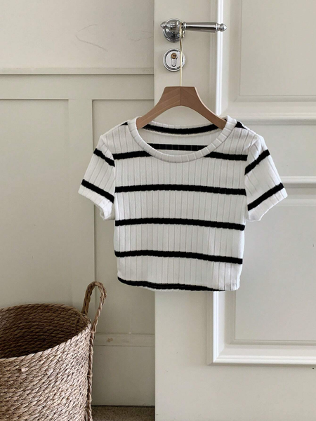 Áo Thun Nữ Croptop Cổ Tròn Tay Ngắn YN061
