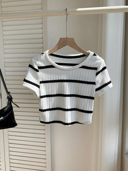 Áo Thun Nữ Croptop Cổ Tròn Tay Ngắn YN061