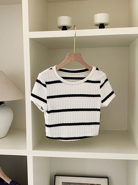 Áo Thun Nữ Croptop Cổ Tròn Tay Ngắn YN061