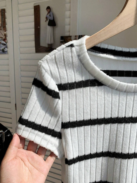 Áo Thun Nữ Croptop Cổ Tròn Tay Ngắn YN061