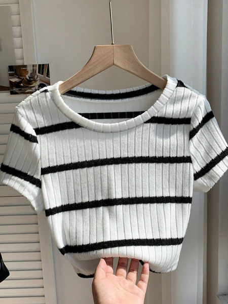 Áo Thun Nữ Croptop Cổ Tròn Tay Ngắn YN061