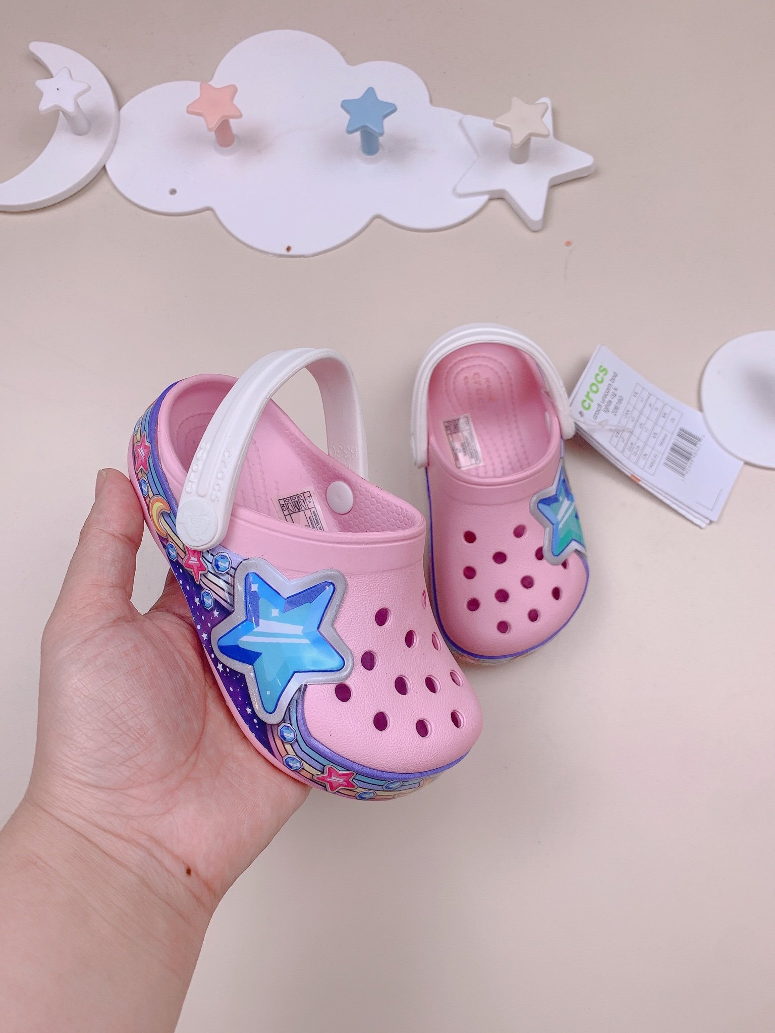 Sục crocs hồng viên trăng sao