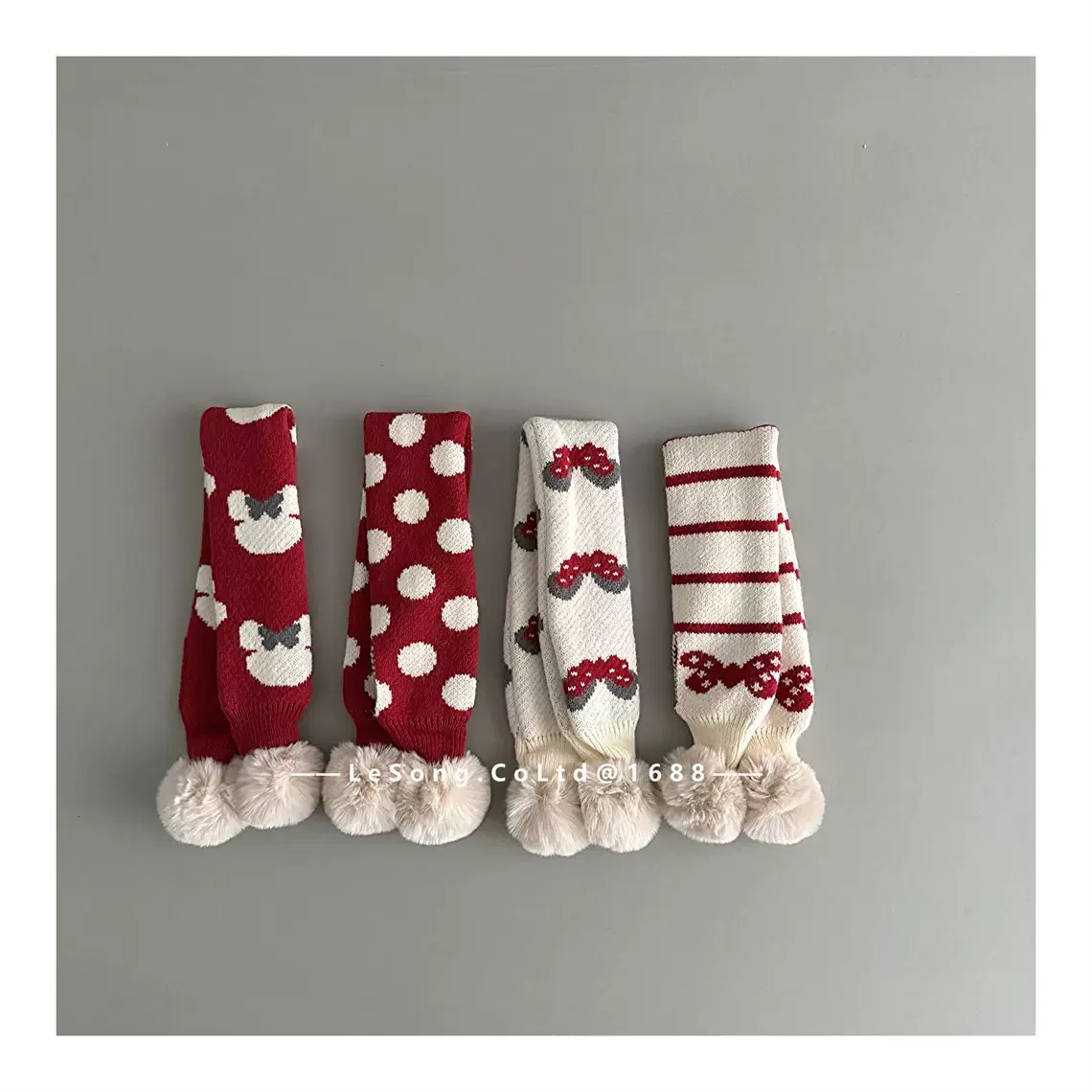 Khăn len quàng chéo đính cục bông nhiều màu noel cho bé