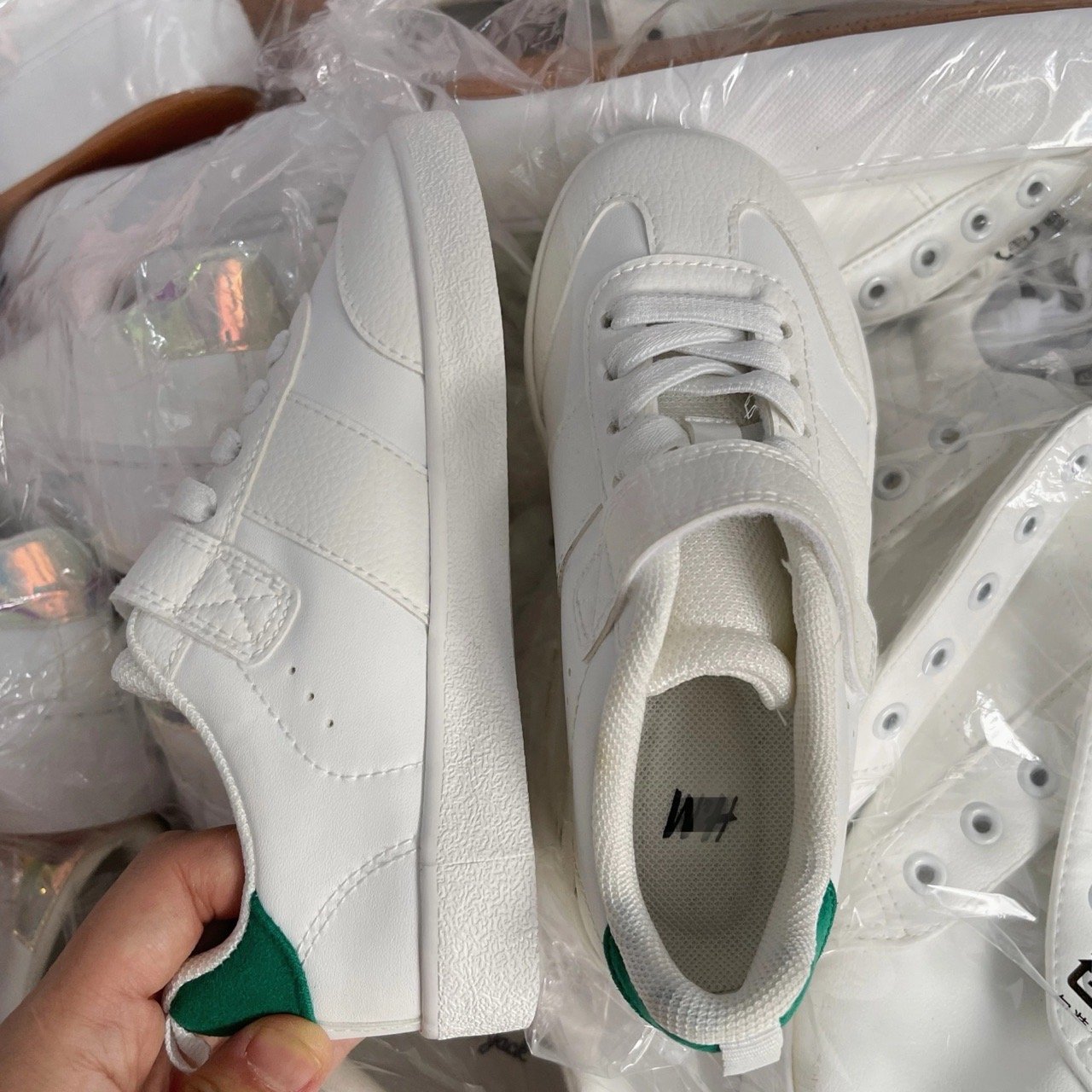 Giày thể thao HM màu trắng cho bé size 24-32