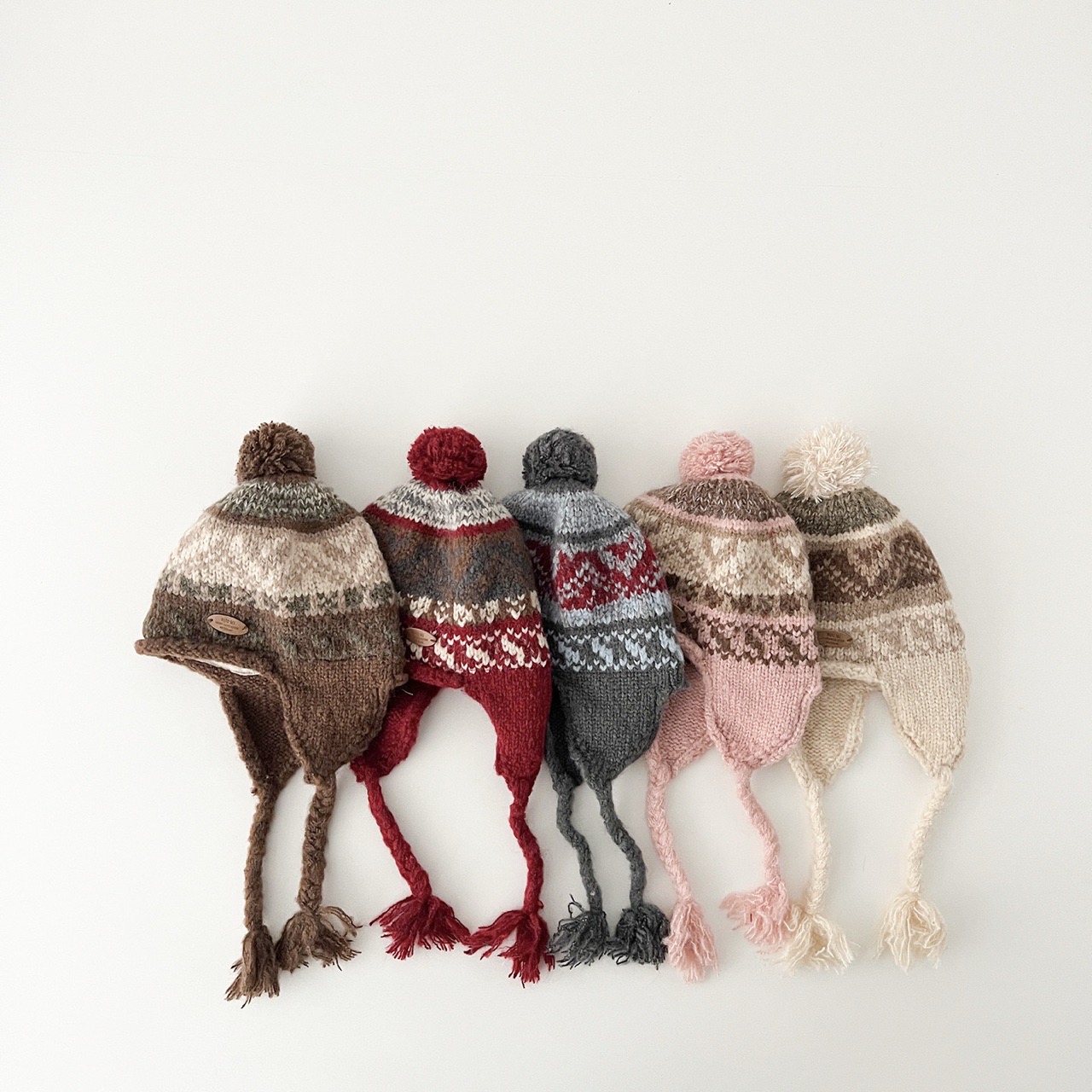 Mũ len thổ cẩm đính cục bông dây tết dài nhiều màu size 3-8y