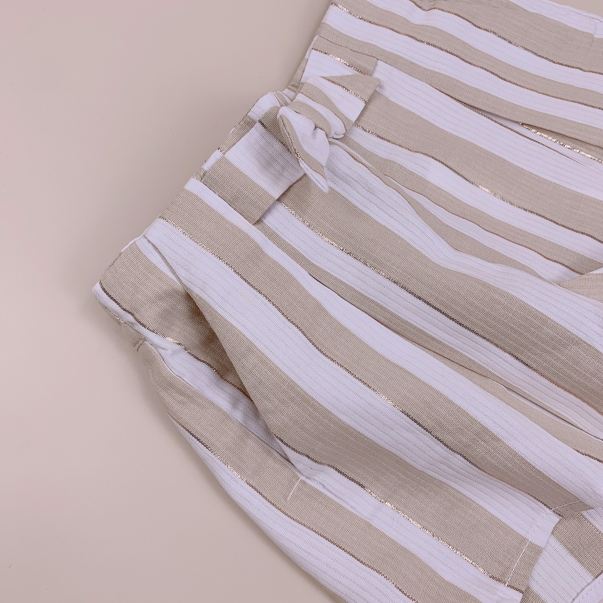 Quần short Janie & Jack sọc trắng be đính nơ BG