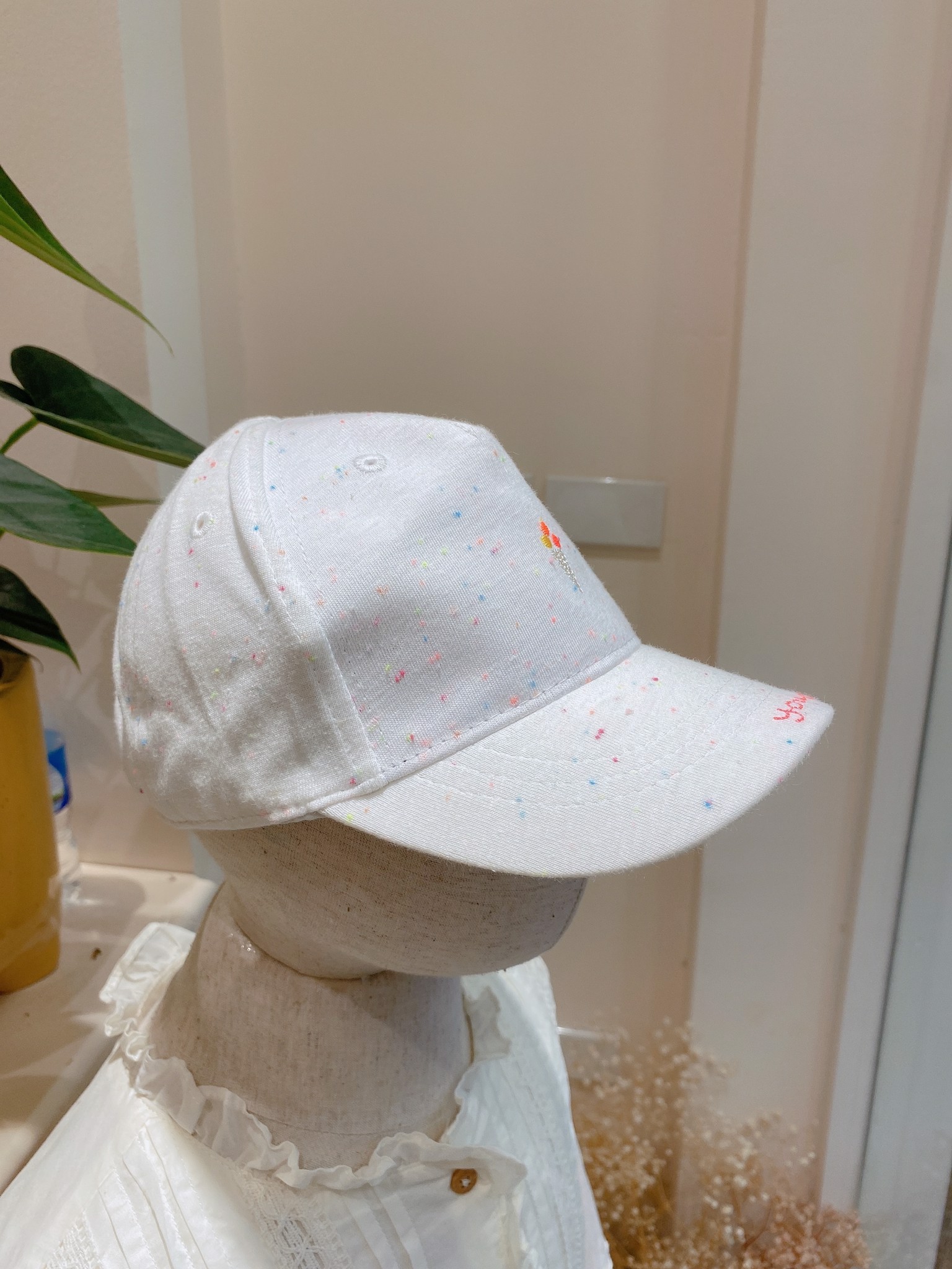 Mũ lưỡi trai H&M trắng vẩy sơn