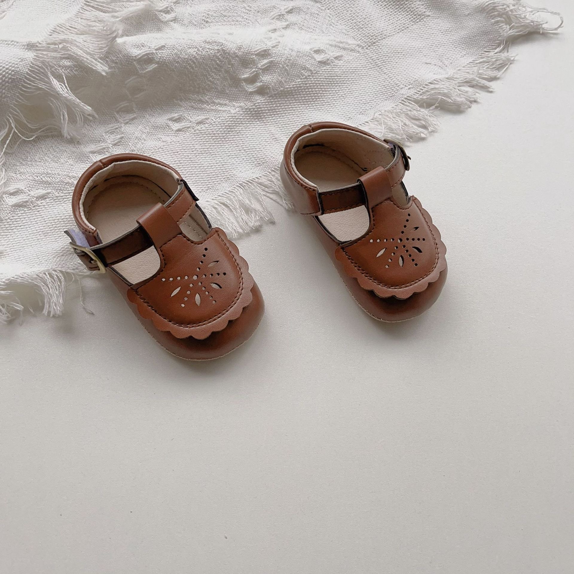 Giày tập đi đế cao su chống trượt khoét hoa nhiều màu size 11-13cm