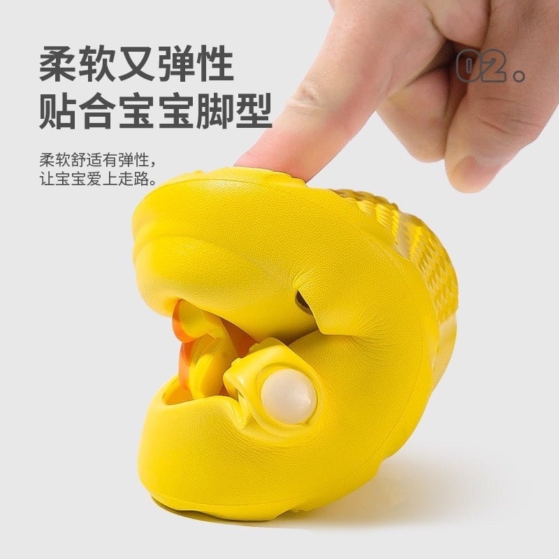 Sục nhựa trơn màu đính hoạt hình 2 BTBG