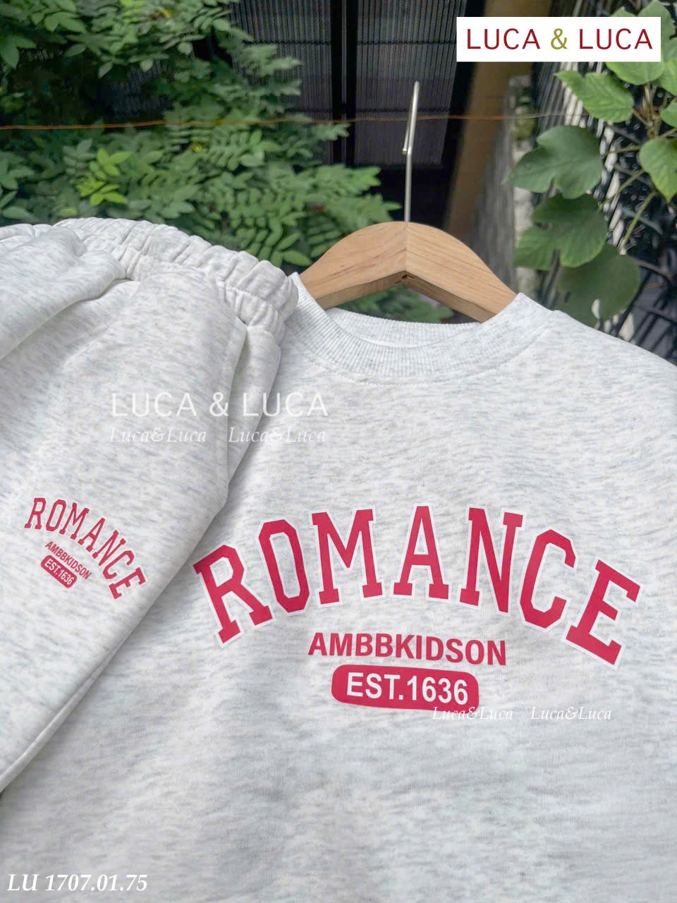 LU 1707 - Bộ nỉ hai da Luca in chữ Romance 2 màu cho bé size 2-12y