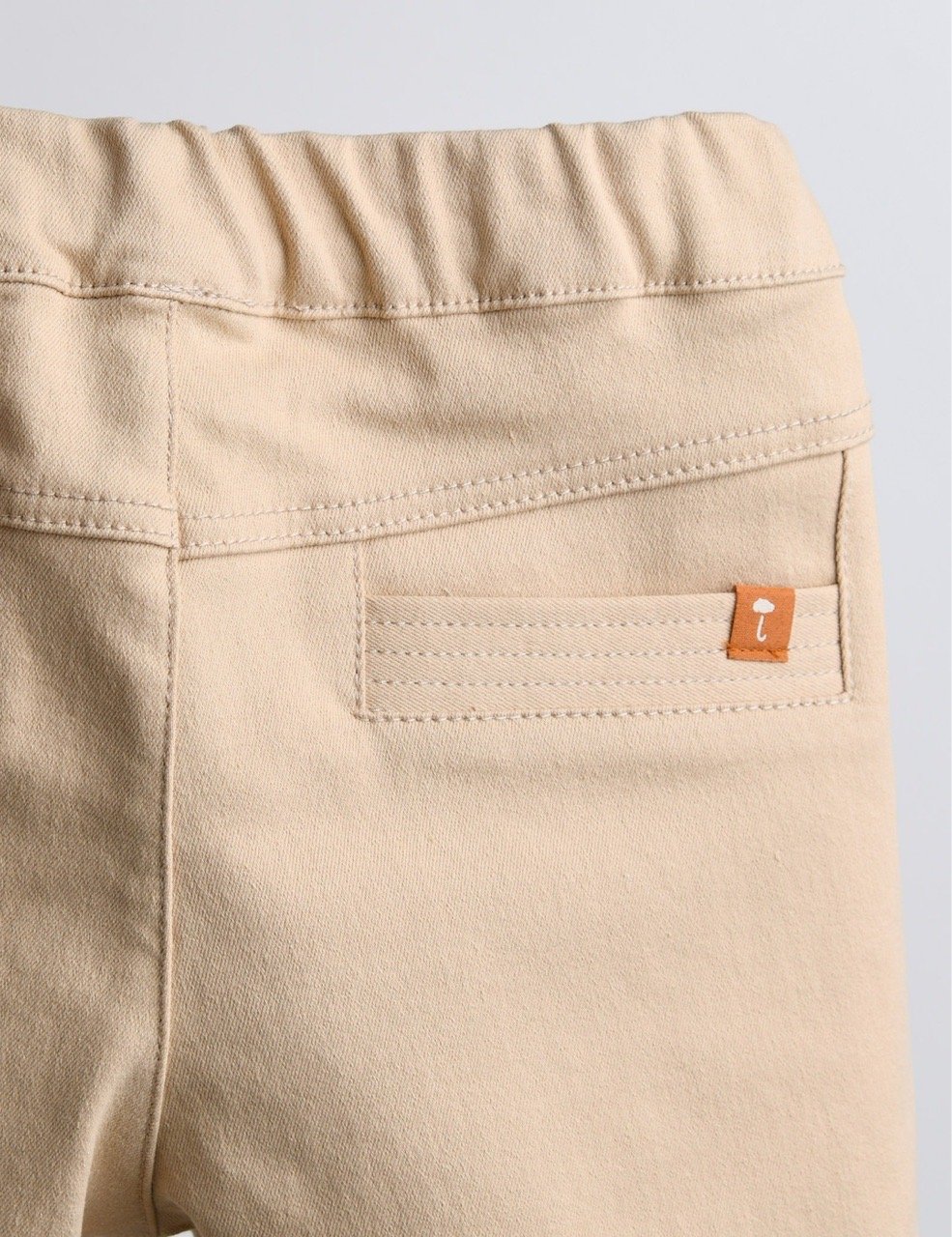 Quần kaki Moimoln màu be túi chéo viền chỉ logo mây cho bé size 90-130