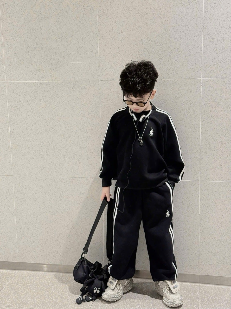 Bộ nỉ hai da trơn màu viền sọc cho bé trai ghi/đen size 17-45kg