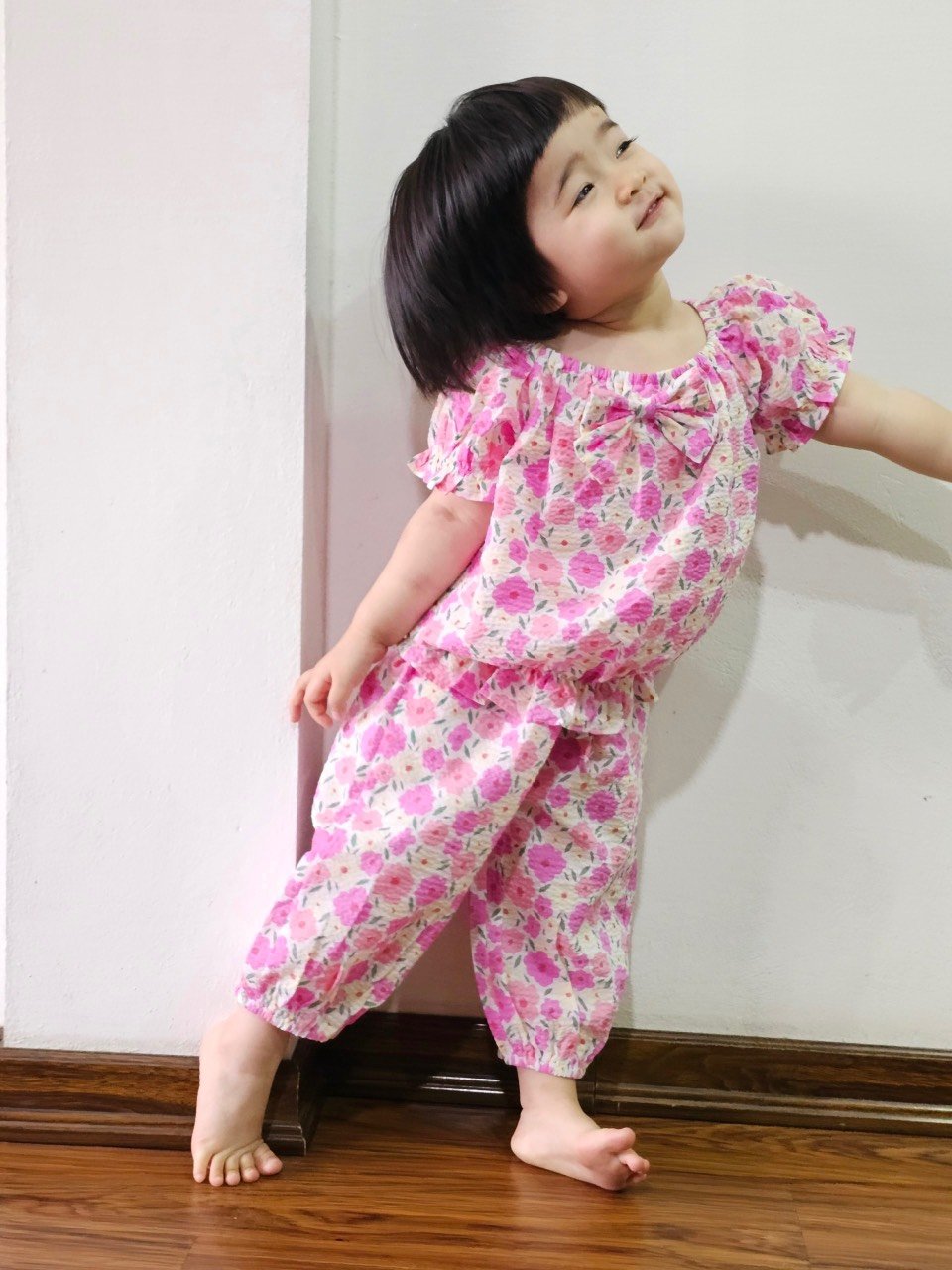 Bộ thô nhăn xuất Hàn chun cổ nơ ngực - quần lửng bo gấu 2 màu size 100 - 140