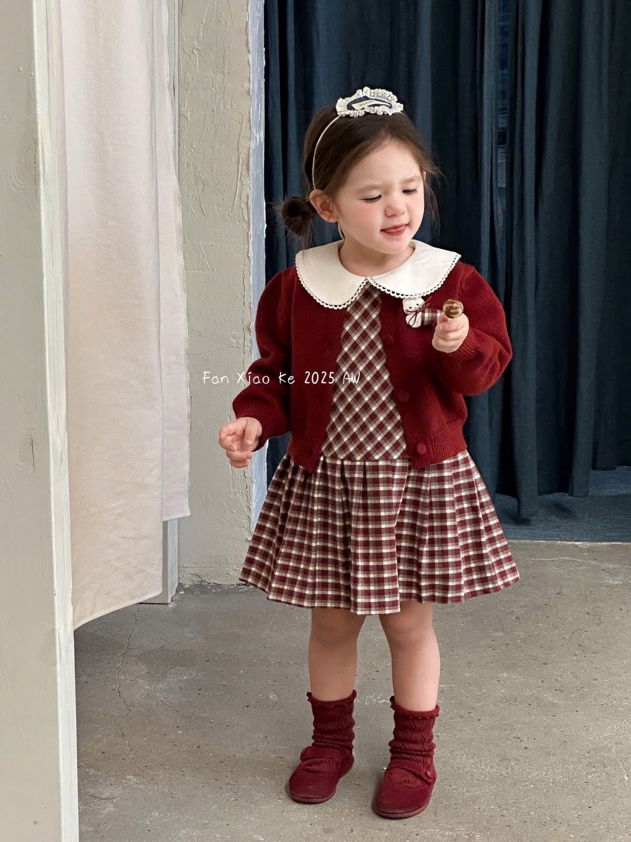 25182 - Set 2ct QC Fanxiaoke váy + cardigan cún kẻ caro 2 màu xanh/đỏ bé gái size 80-120