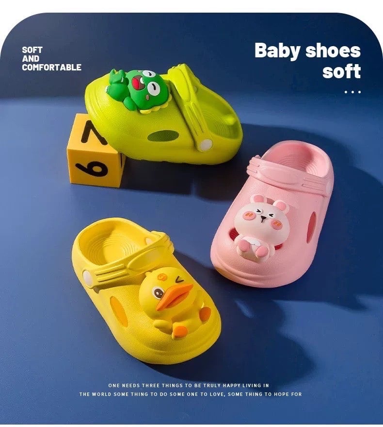 Sục nhựa trơn màu đính hoạt hình 2 BTBG