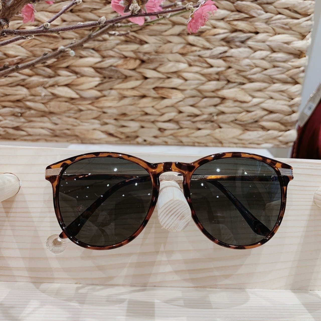 Kính mắt mèo đen - gọng sắt da báo