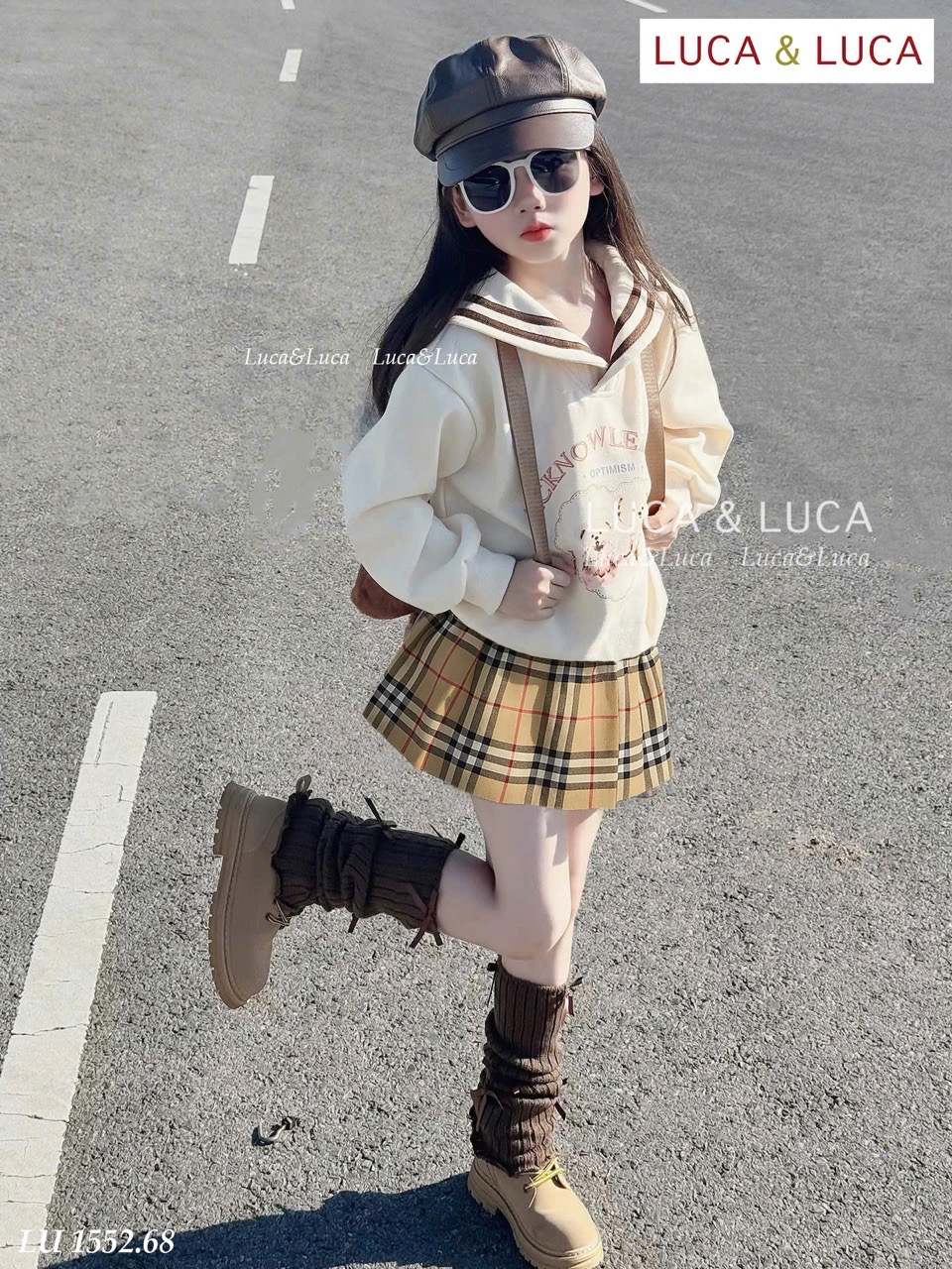 LU 1552 - Bộ nỉ Luca áo in gấu + chân váy xếp ly kẻ cho bé size 2-12y