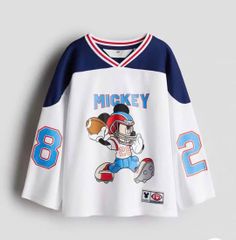 Áo thun thể thao H M màu trắng Mickey bóng bầu dục cho bé size