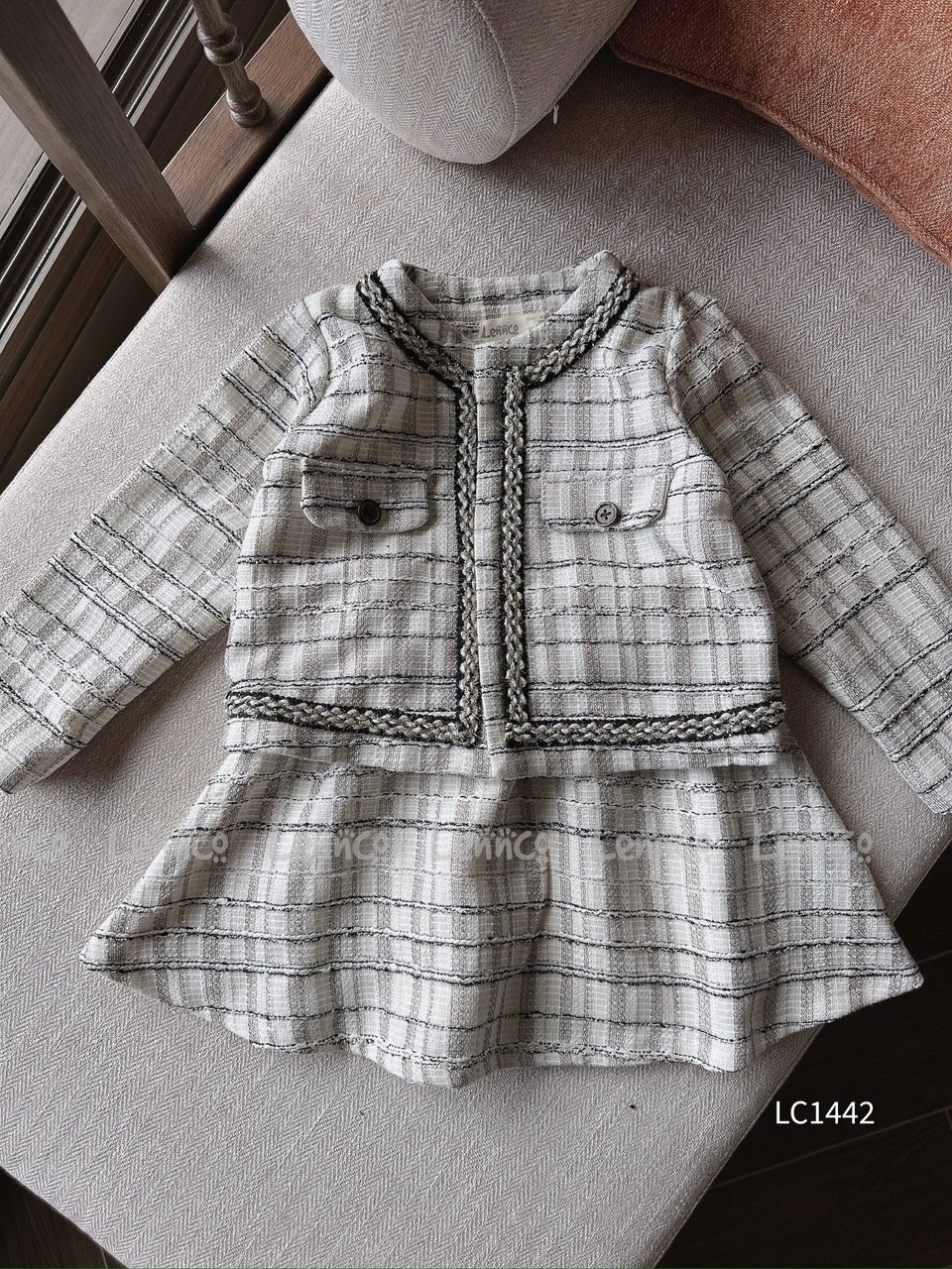 V00165 - Set áo khoác + chân váy dạ tweed kem phối đen size 1 - 10y