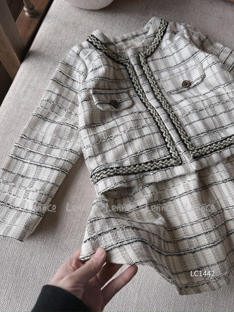 V00165 - Set áo khoác + chân váy dạ tweed kem phối đen size 1 - 10y