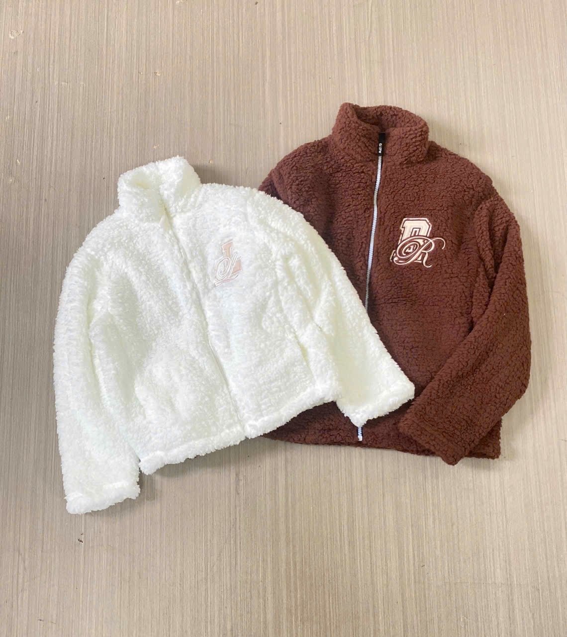 AK51 - Áo khoác lông cùn GGJJ 2 màu trắng / nâu logo ngực size 6 - 14y