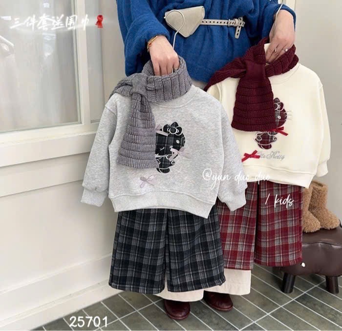 25701 - Set 3ct áo nỉ thêu kitty + quần nỉ caro suông + khăn 2 màu cho bé size 100-140