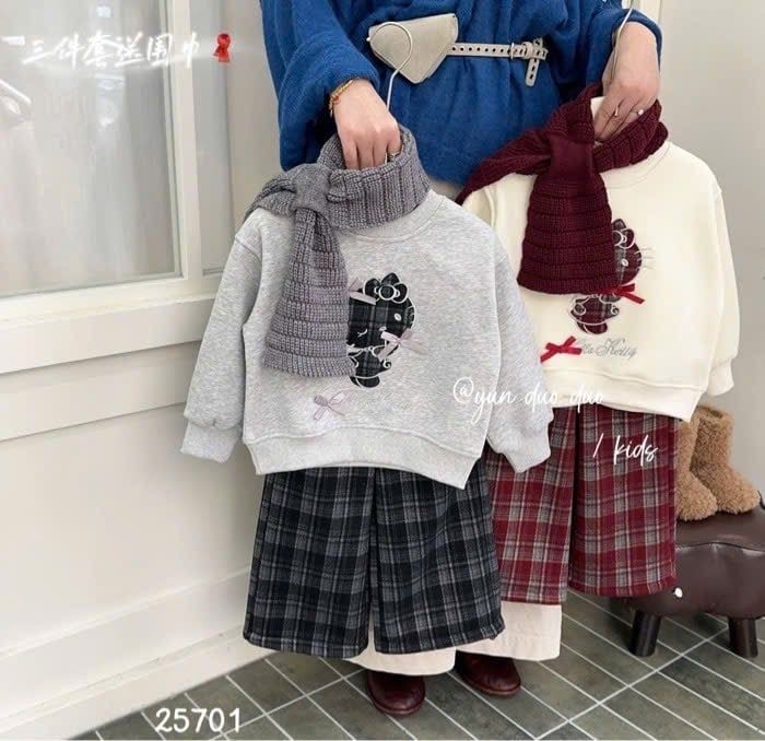 25701 - Set 3ct áo nỉ thêu kitty + quần nỉ caro suông + khăn 2 màu cho bé size 100-140