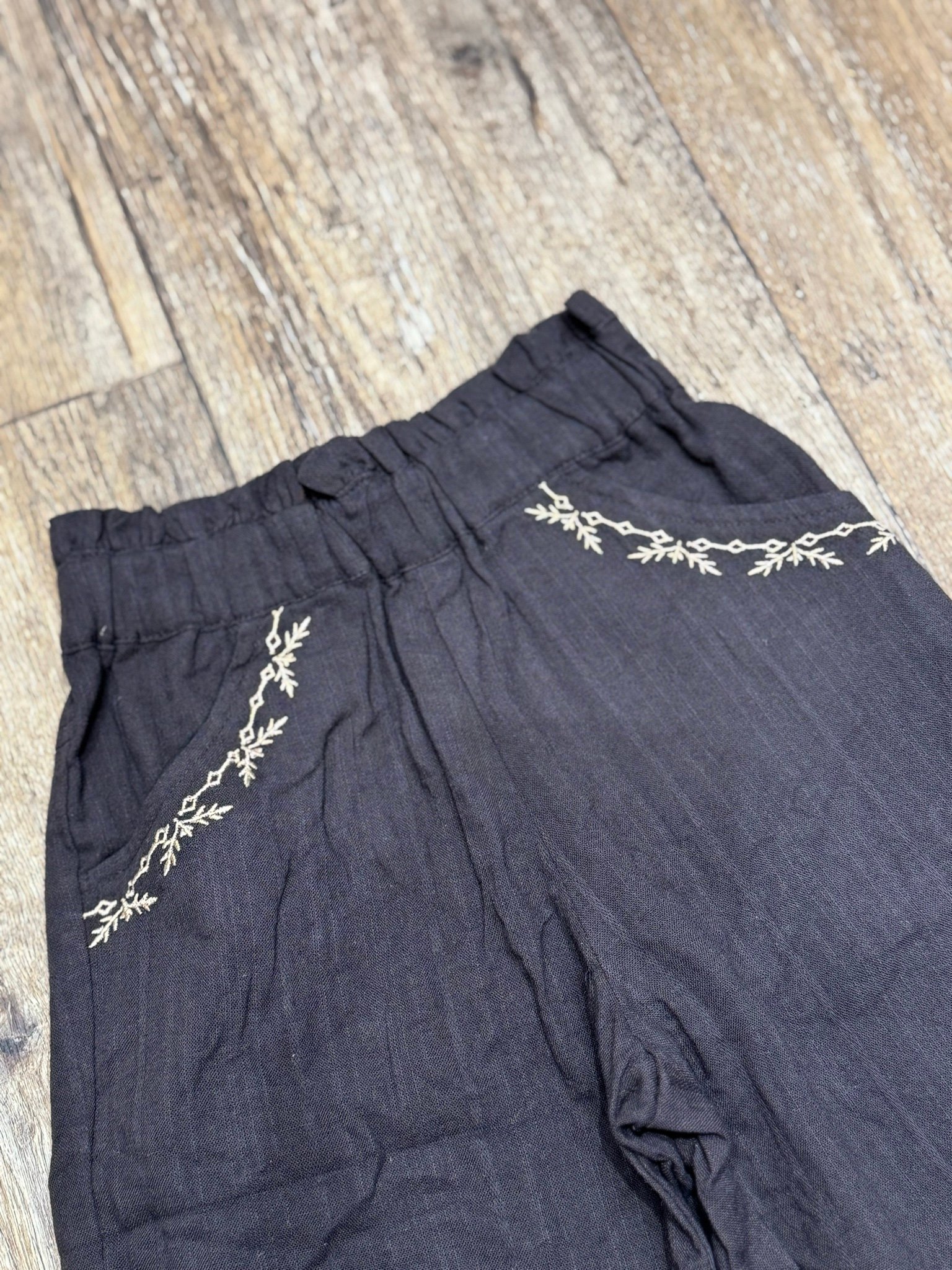 Quần ngố vải linen Moimoln xuất Hàn màu nâu thêu túi bé gái size 100/110