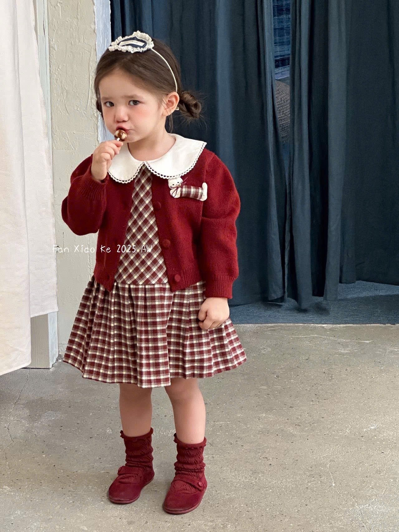 25182 - Set 2ct QC Fanxiaoke váy + cardigan cún kẻ caro 2 màu xanh/đỏ bé gái size 80-120