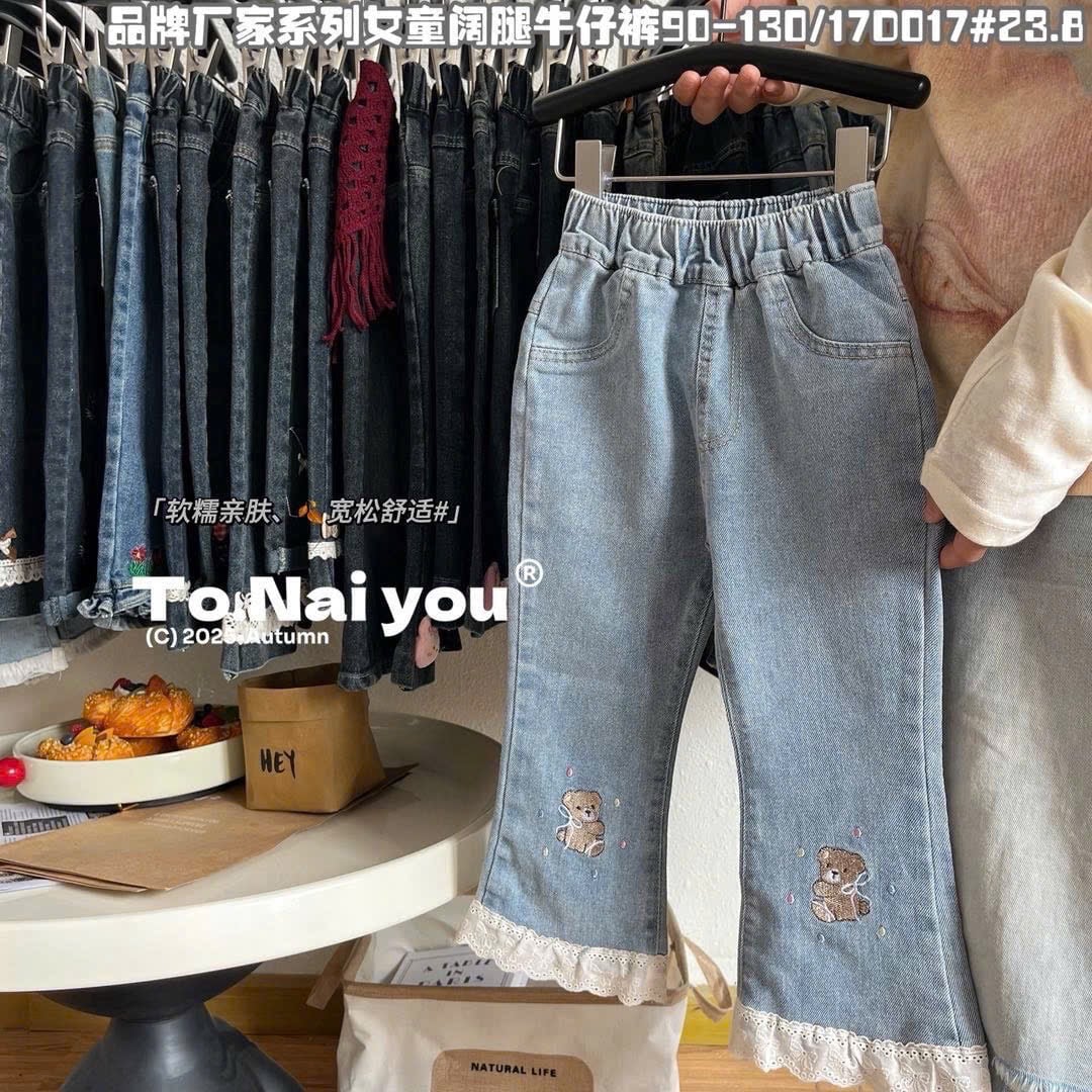 Quần jean ống loe QC màu xanh thêu gấu viền ren bé gái size 90-130