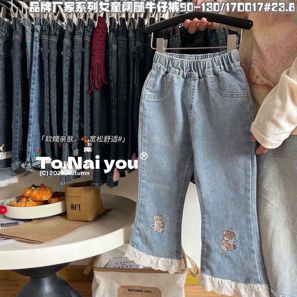 Quần jean ống loe QC màu xanh thêu gấu viền ren bé gái size 90-130