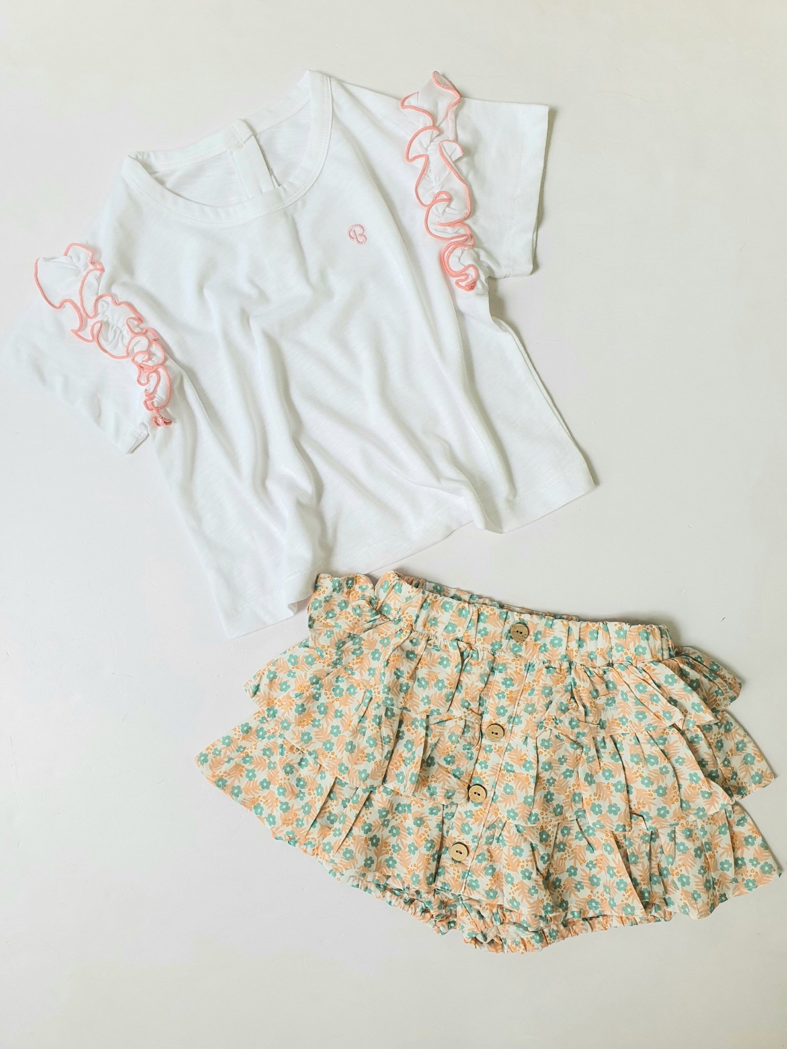 Bộ Bee Mon áo cotton trắng bèo vai - chân váy liền quần xếp tầng 2 màu hoa size 100 - 150