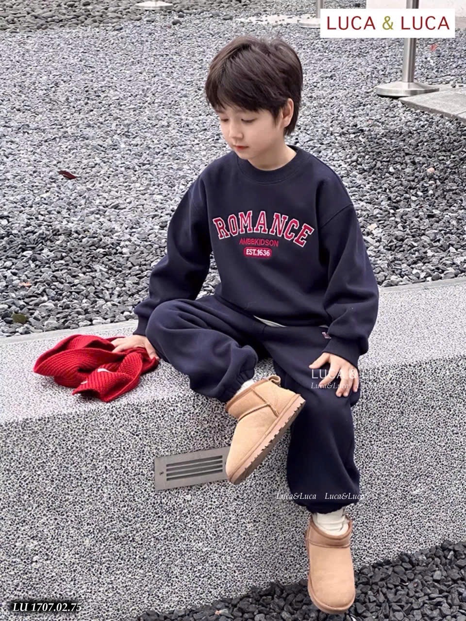 LU 1707 - Bộ nỉ hai da Luca in chữ Romance 2 màu cho bé size 2-12y