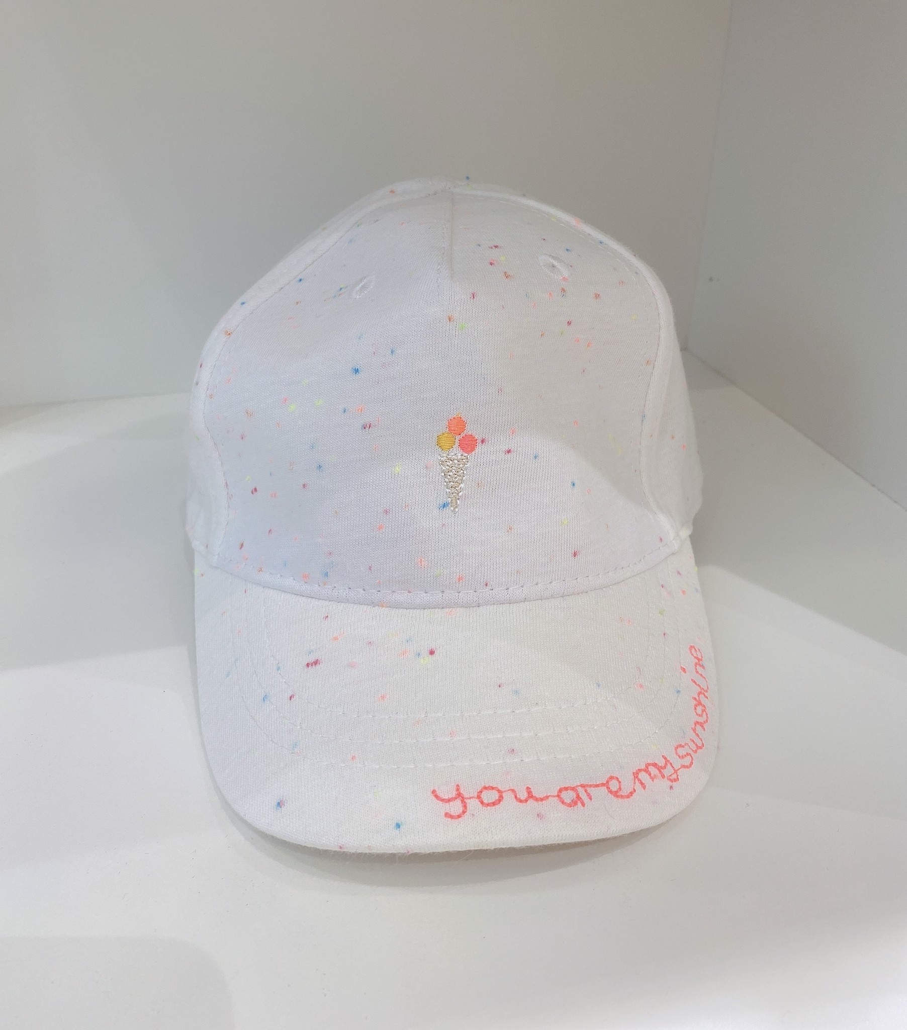 Mũ lưỡi trai H&M trắng vẩy sơn