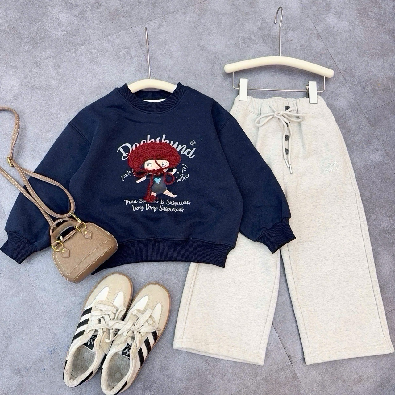 25207 - Áo nỉ cô gái đội mũ len 2 màu cho bé size 120-160