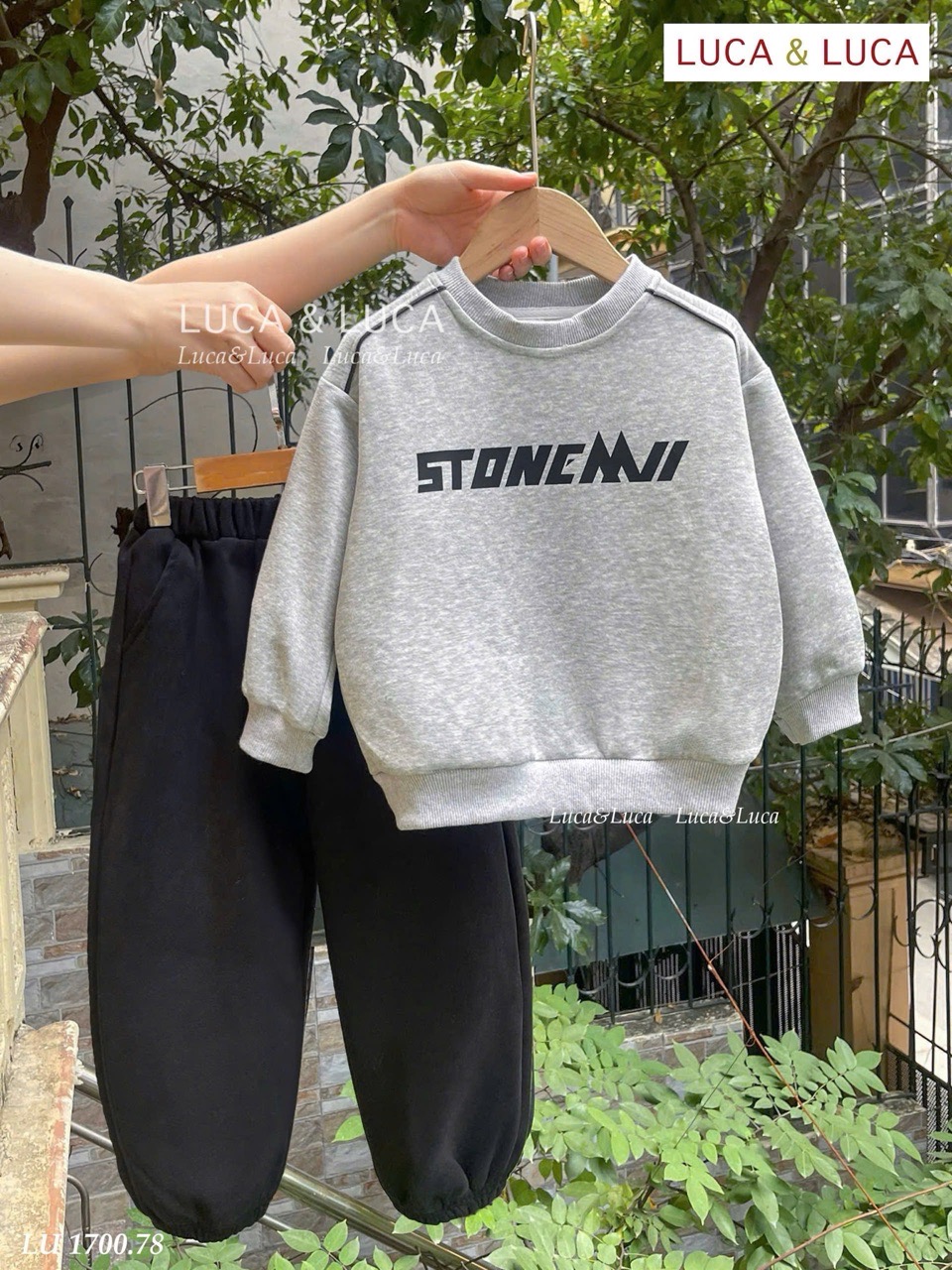 LU 1700 - Bộ nỉ Luca áo ghi in chữ 2 mặt + quần đen size 2-12y