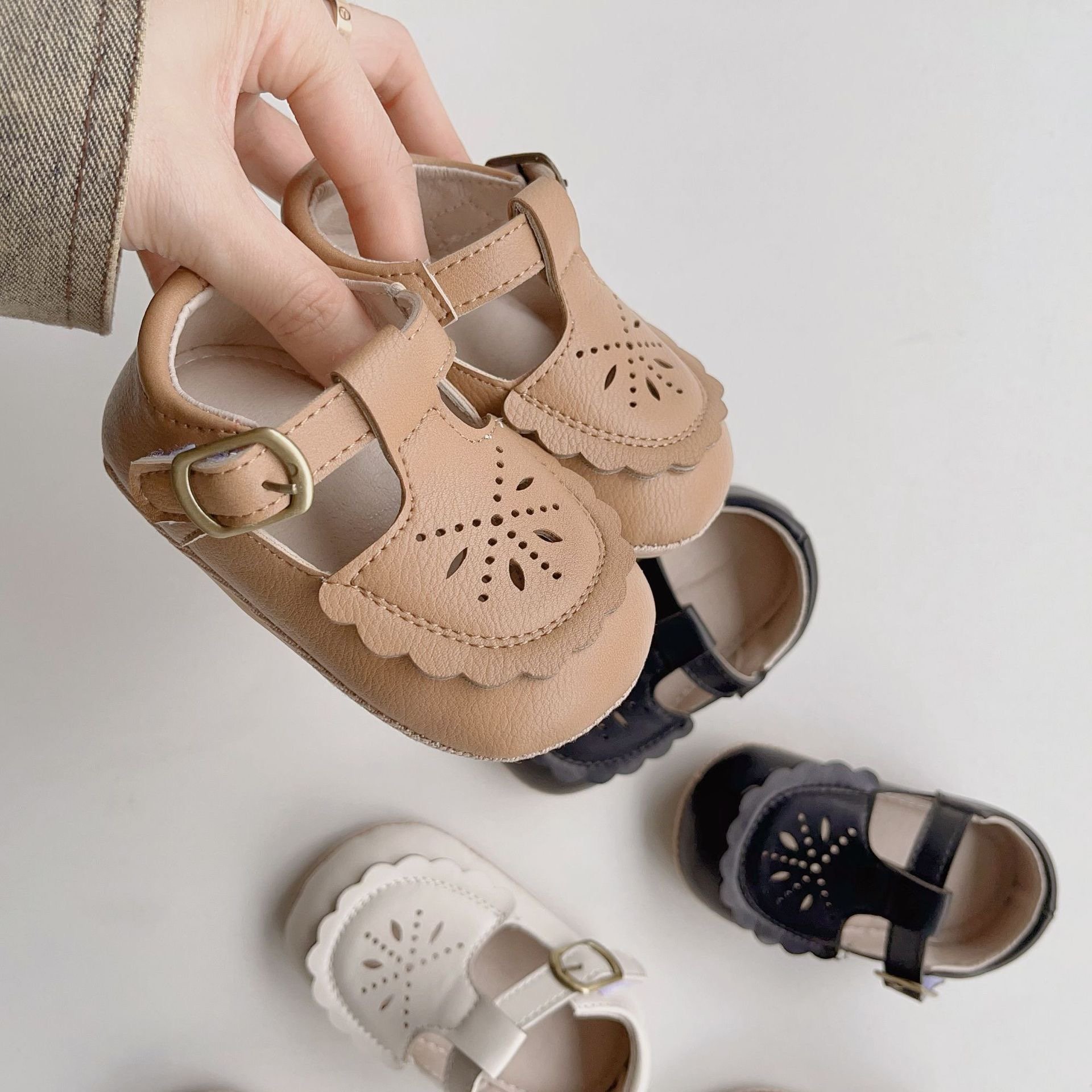 Giày tập đi đế cao su chống trượt khoét hoa nhiều màu size 11-13cm