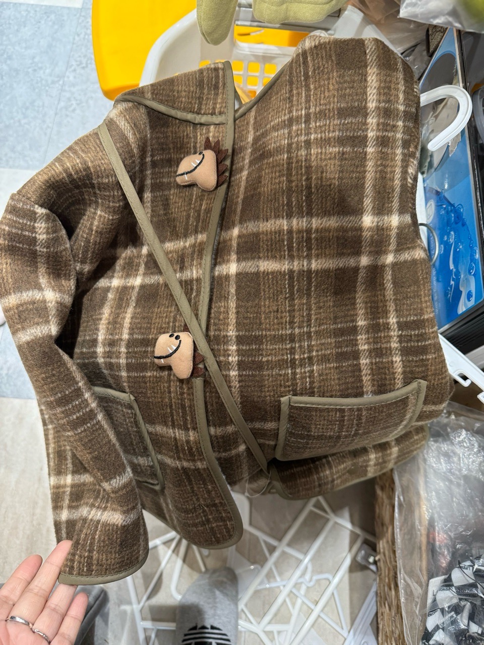 25892 - Áo dạ lót lông kẻ nâu khủng long kèm túi cho bé size 90 - 130