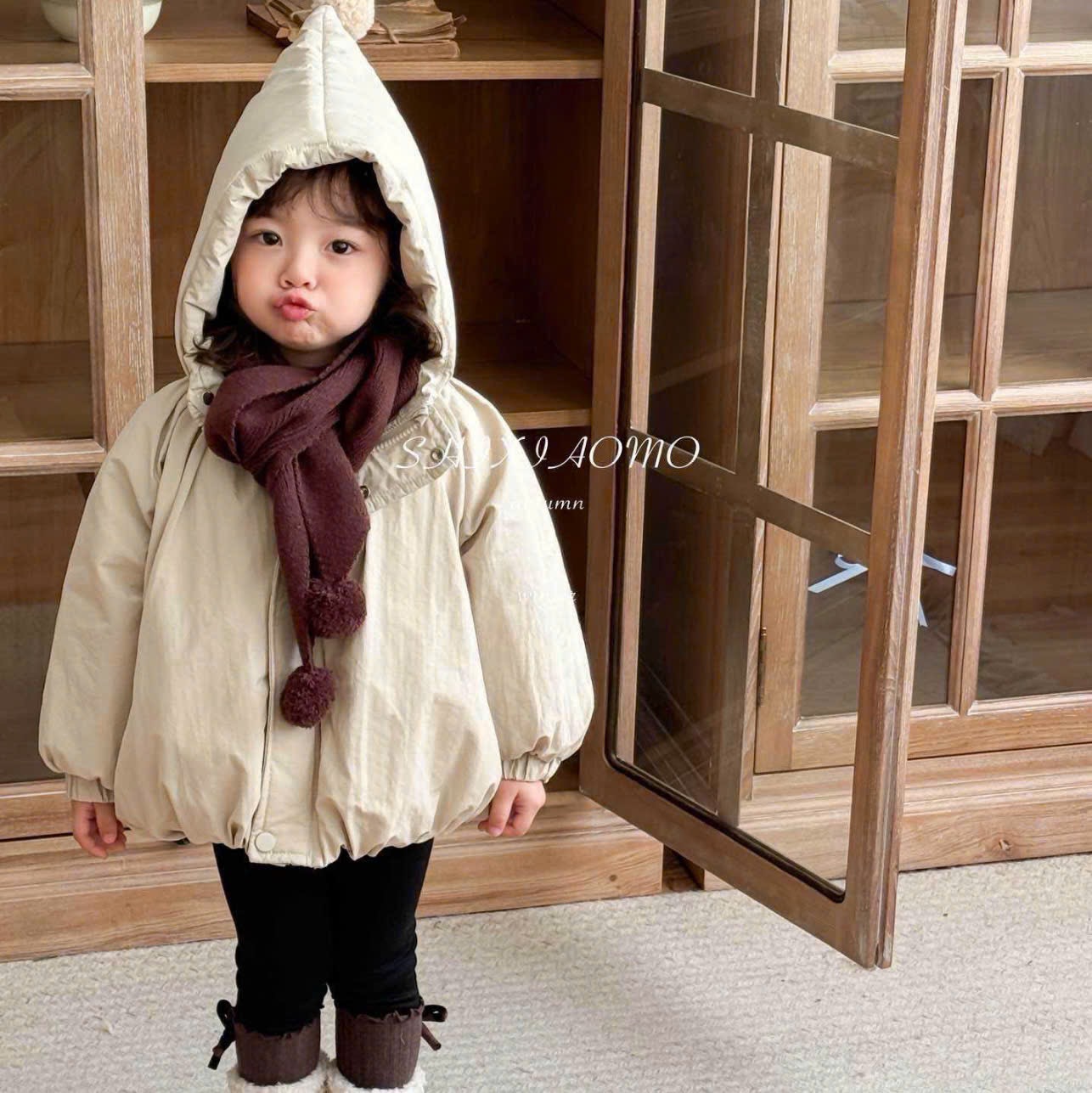 9557 - Áo khoác phao mũ chóp kèm khăn 2 màu be/navy cho bé size 90-130