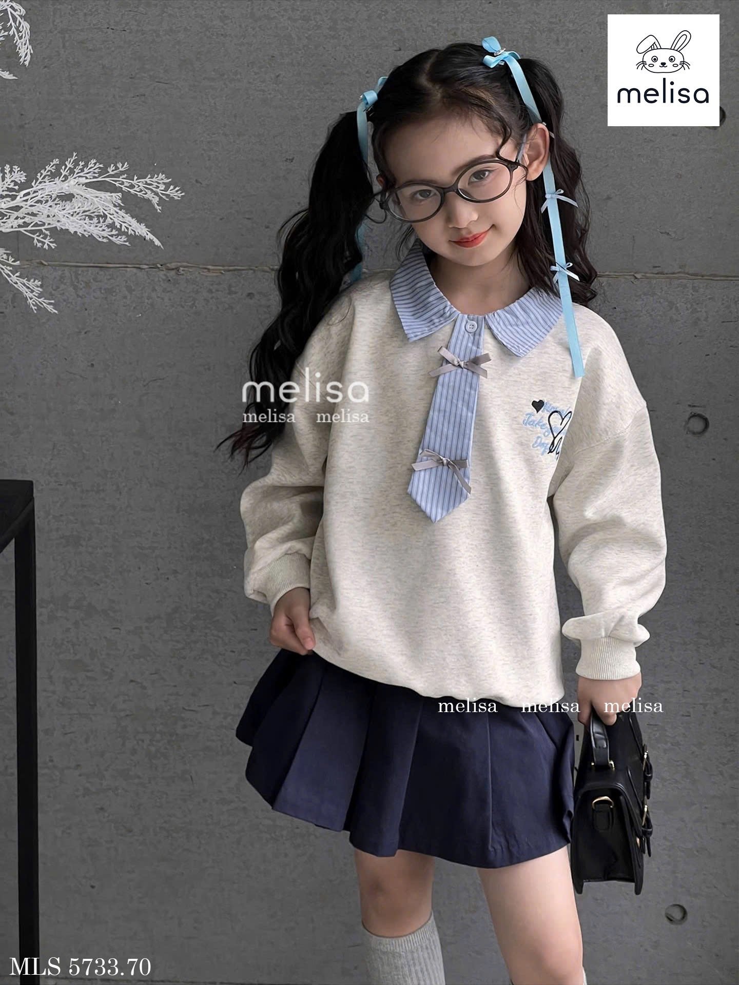 MLS 5733 - Set Melisa áo nỉ ghi xước giả cà vạt kẻ xanh - chân váy xếp li navy size 2 - 12y