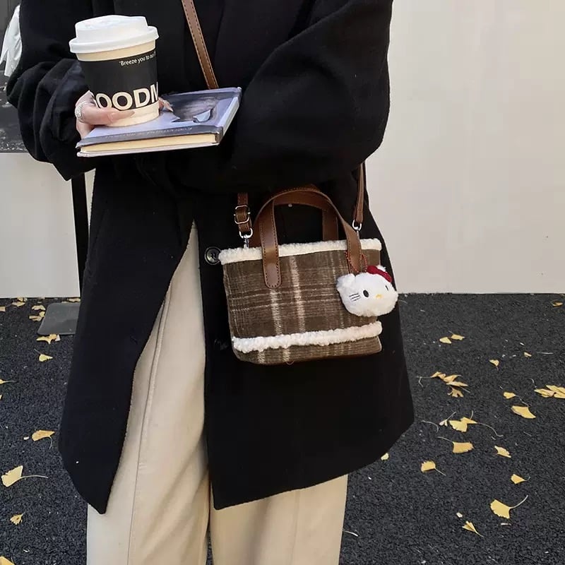 Túi xách tay đeo chéo da lộn kẻ caro charm kitty 2 màu cho bé