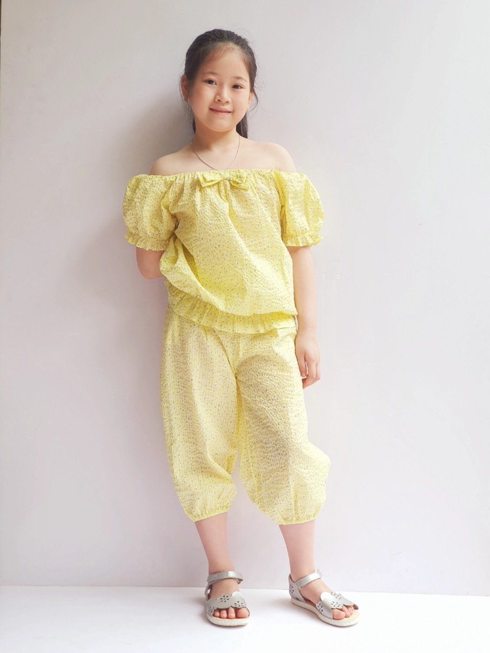 Bộ thô nhăn xuất Hàn chun cổ nơ ngực - quần lửng bo gấu 2 màu size 100 - 140