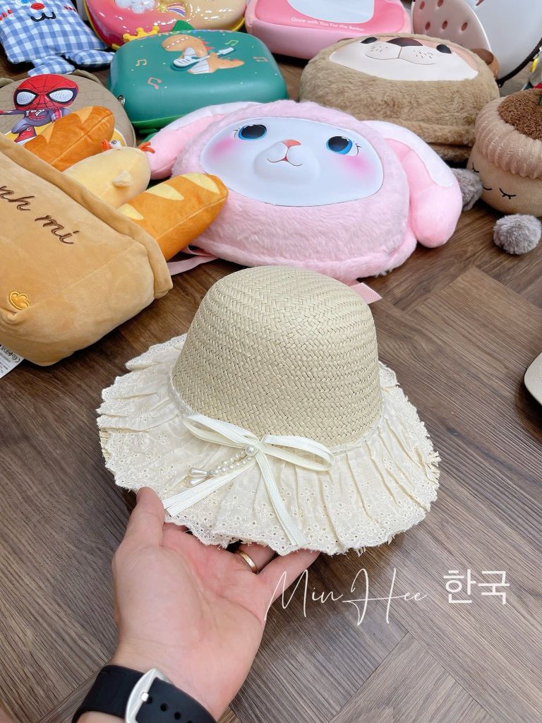 Mũ cói viền thô hoa đục lỗ thắt nơ 2 màu bé gái size 3-6y