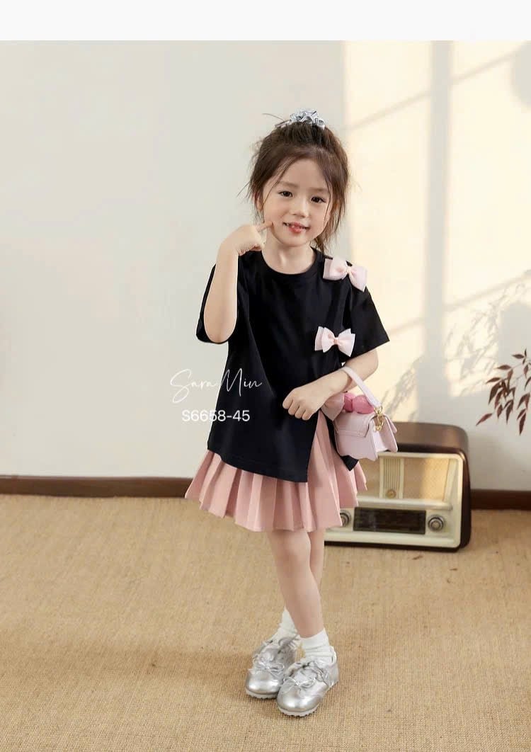 S6658 - Set Sara Min áo thun đen đính nơ hồng - chân váy xếp li hồng size 2 - 12y