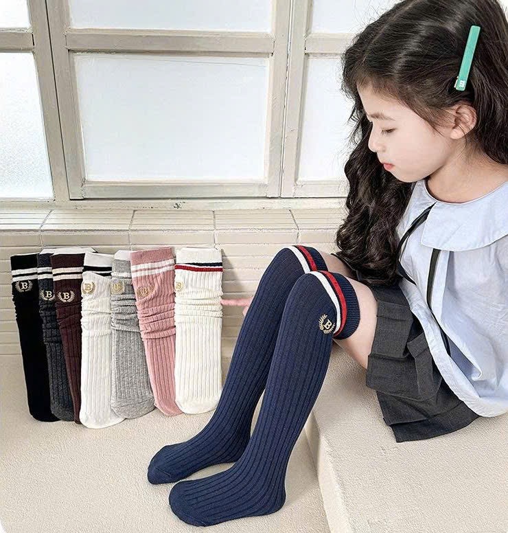Tất cao cổ thêu B viền kẻ nhiều màu cho bé size 4-12y