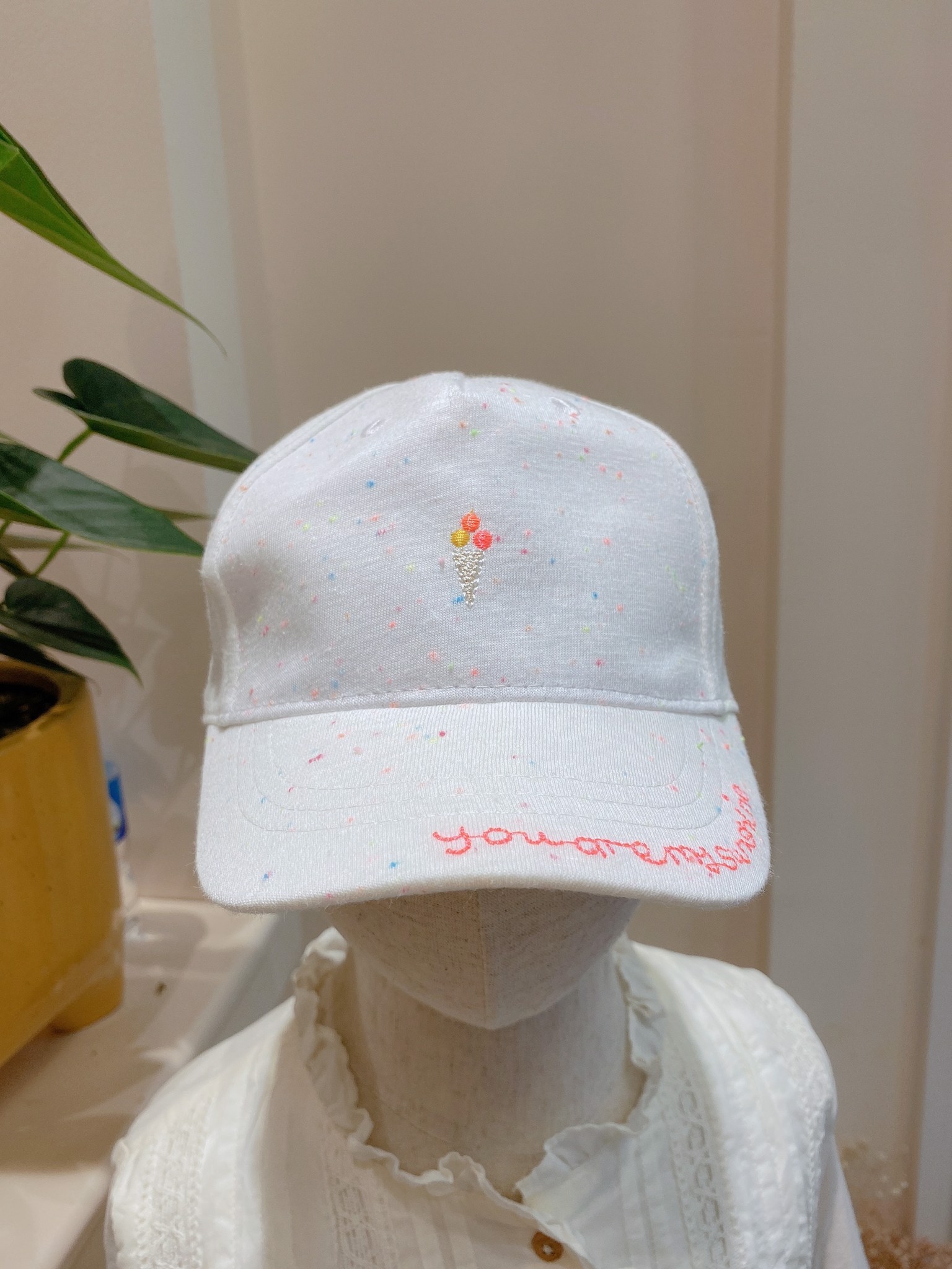 Mũ lưỡi trai H&M trắng vẩy sơn