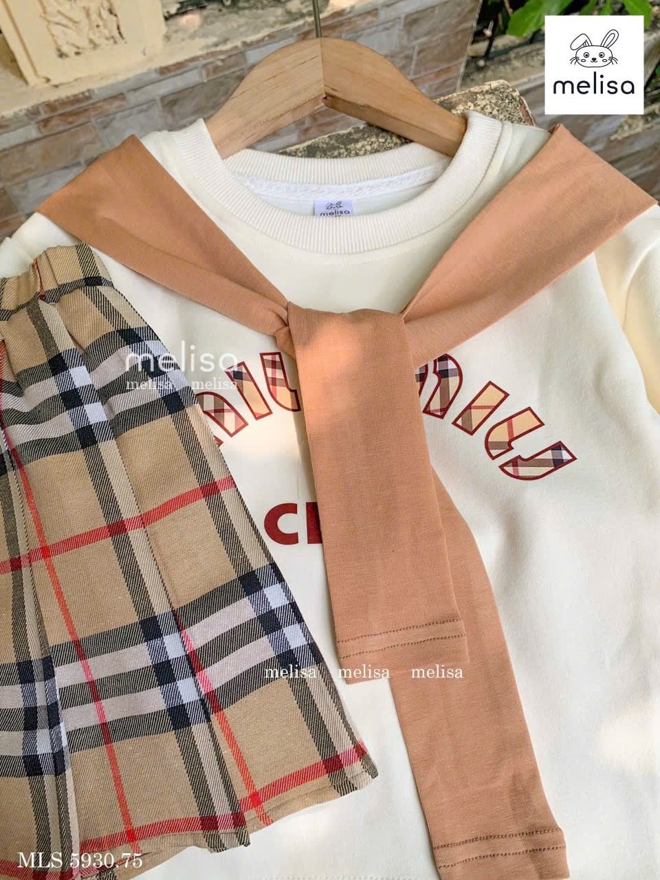 MLS 5930 - Set Melisa áo nỉ màu kem khăn nâu - chân váy kẻ nâu size 2 - 12y